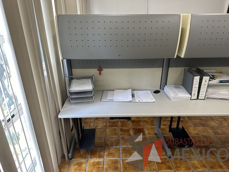 Lote 019 - Estación de trabajo para 2 personas con 2 gavetas con 1 puerta y base para poner CPU - Imagen 10