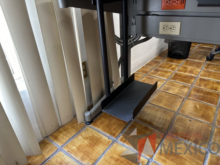 Lote 019 - Estación de trabajo para 2 personas con 2 gavetas con 1 puerta y base para poner CPU - Imagen 12