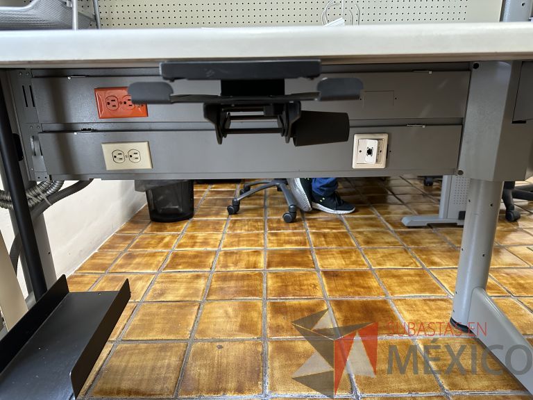 Lote 019 - Estación de trabajo para 2 personas con 2 gavetas con 1 puerta y base para poner CPU - Imagen 13