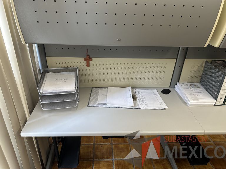 Lote 019 - Estación de trabajo para 2 personas con 2 gavetas con 1 puerta y base para poner CPU - Imagen 14