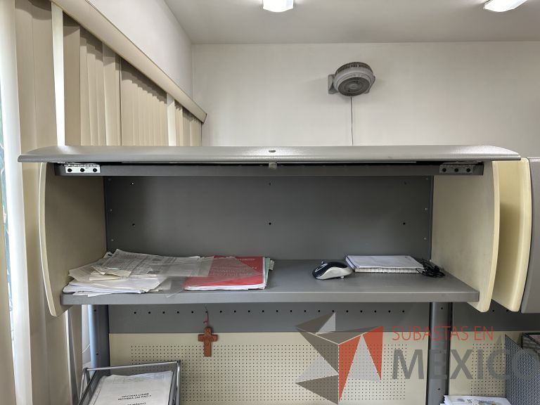 Lote 019 - Estación de trabajo para 2 personas con 2 gavetas con 1 puerta y base para poner CPU - Imagen 17