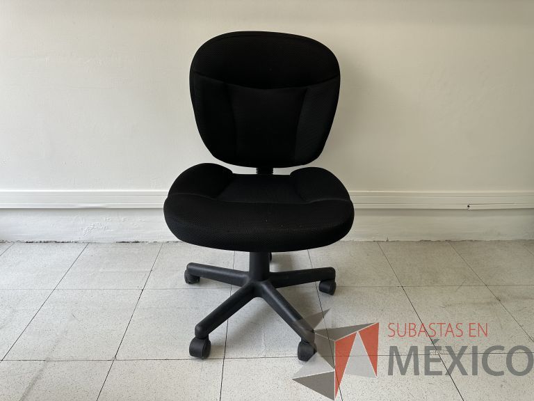 Lote 025 - Silla secretarial con ruedas, asiento y respaldo en tela color negro