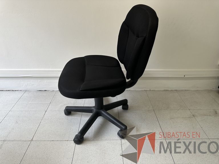 Lote 025 - Silla secretarial con ruedas, asiento y respaldo en tela color negro - Imagen 3