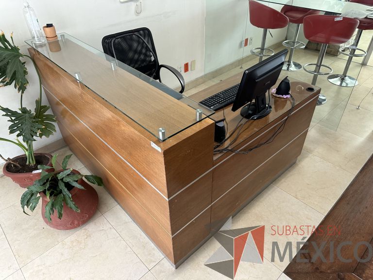 Lote 032 - Mueble de recepción con 1 archivero de 2 cajones y repisa de vidrio - Imagen 9