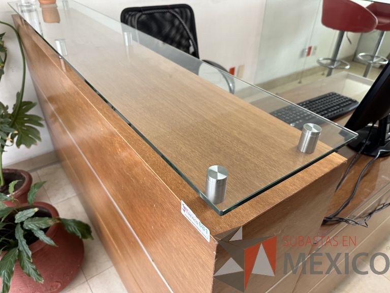 Lote 032 - Mueble de recepción con 1 archivero de 2 cajones y repisa de vidrio - Imagen 8