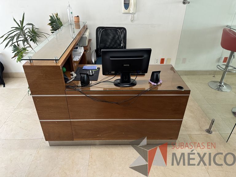 Lote 032 - Mueble de recepción con 1 archivero de 2 cajones y repisa de vidrio - Imagen 7