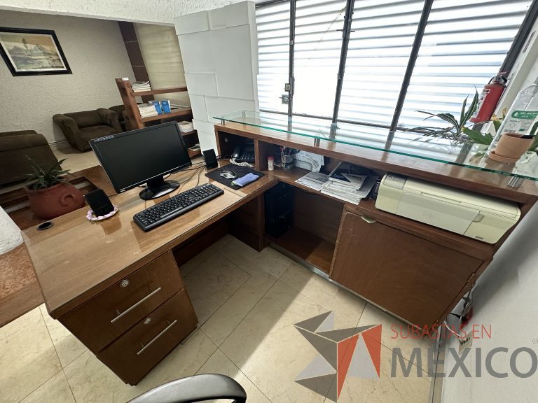 Lote 032 - Mueble de recepción con 1 archivero de 2 cajones y repisa de vidrio