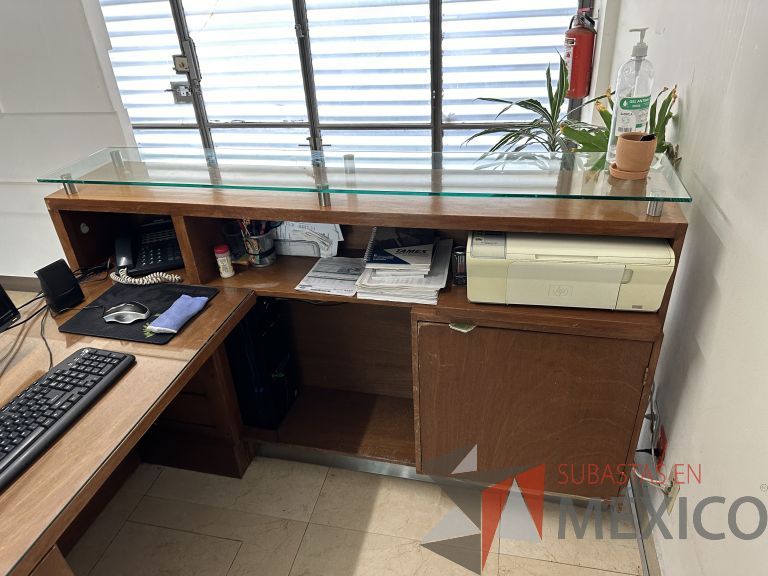 Lote 032 - Mueble de recepción con 1 archivero de 2 cajones y repisa de vidrio - Imagen 5