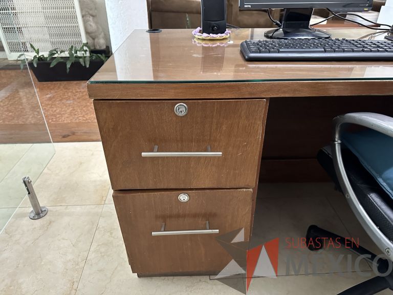 Lote 032 - Mueble de recepción con 1 archivero de 2 cajones y repisa de vidrio - Imagen 3