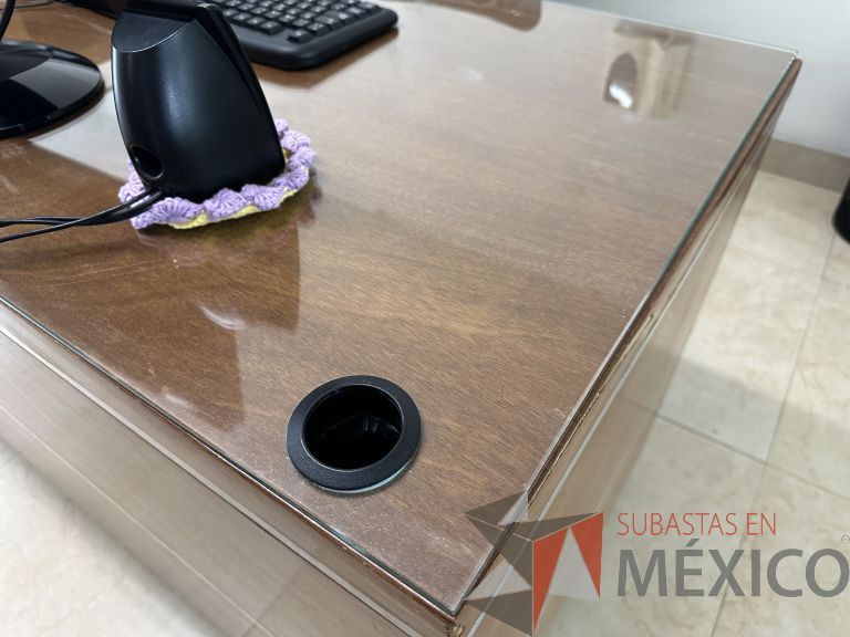 Lote 032 - Mueble de recepción con 1 archivero de 2 cajones y repisa de vidrio - Imagen 2