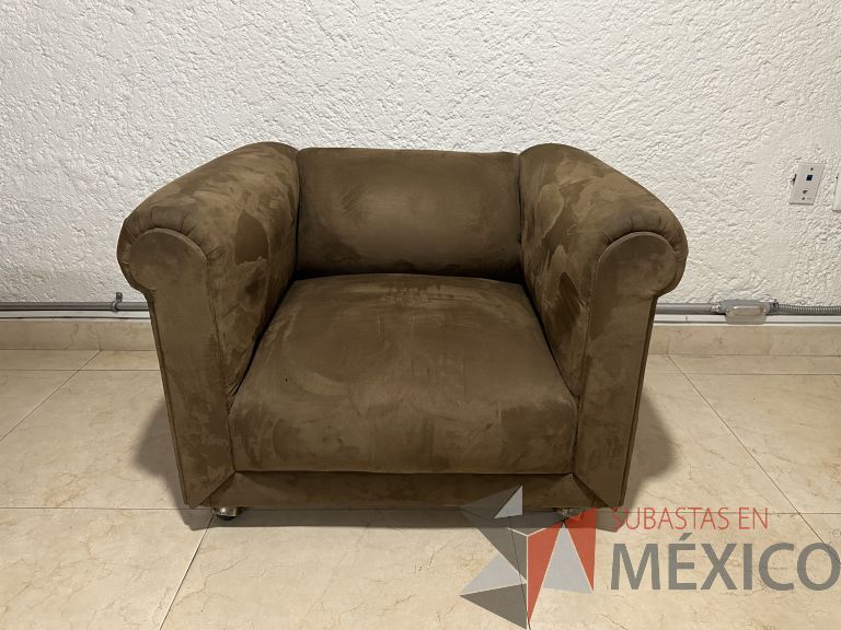 Lote 050 - Sillón de 1 plaza con ruedas, asiento y respaldo en tela tipo gamuza