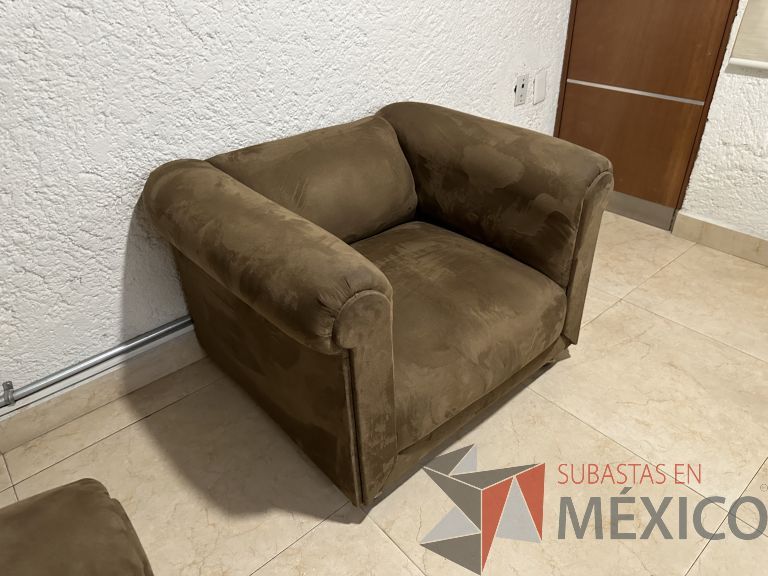 Lote 050 - Sillón de 1 plaza con ruedas, asiento y respaldo en tela tipo gamuza - Imagen 3