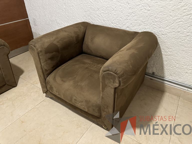 Lote 050 - Sillón de 1 plaza con ruedas, asiento y respaldo en tela tipo gamuza - Imagen 4