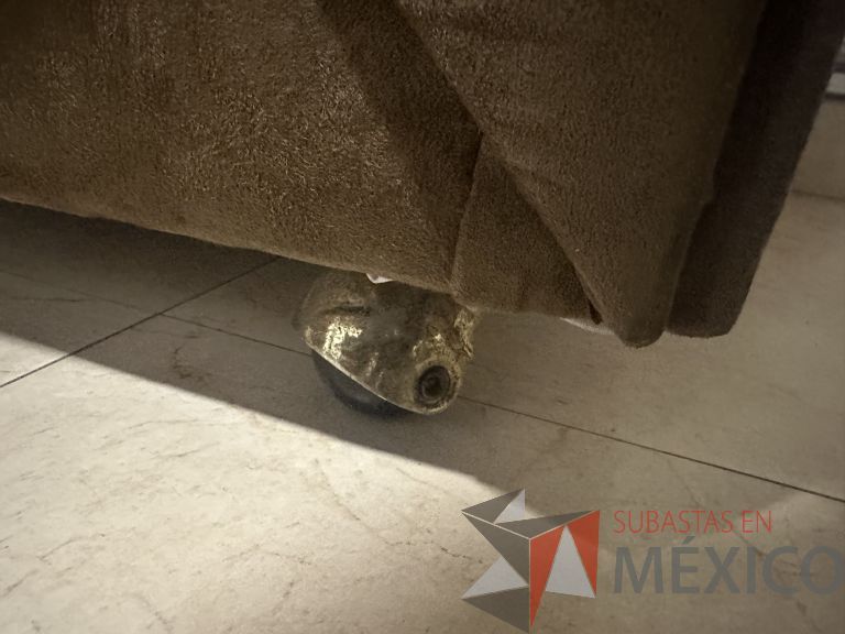 Lote 050 - Sillón de 1 plaza con ruedas, asiento y respaldo en tela tipo gamuza - Imagen 5