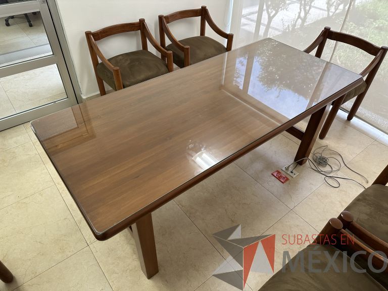 Lote 037 - Mesa de sala de juntas para 6 personas con cubierta de cristal