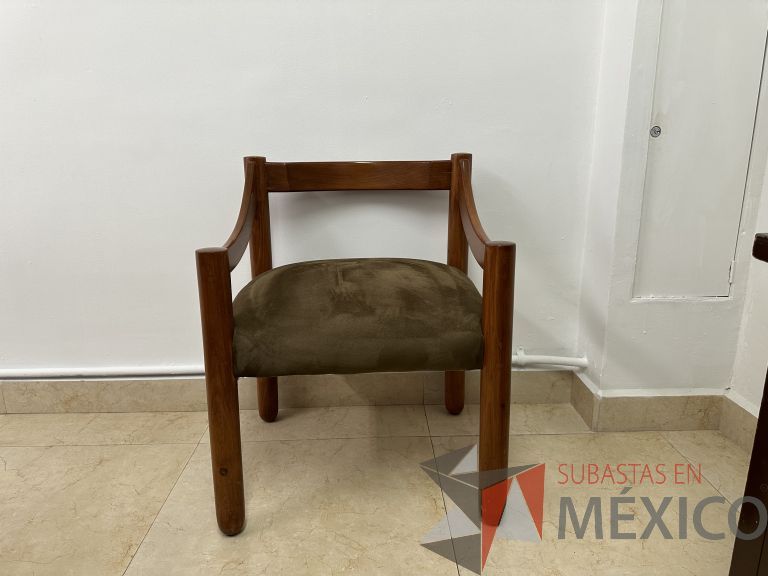 Lote 056 - 3 Sillas fijas, con descansabrazos y asiento en tela tipo gamuza - Imagen 5