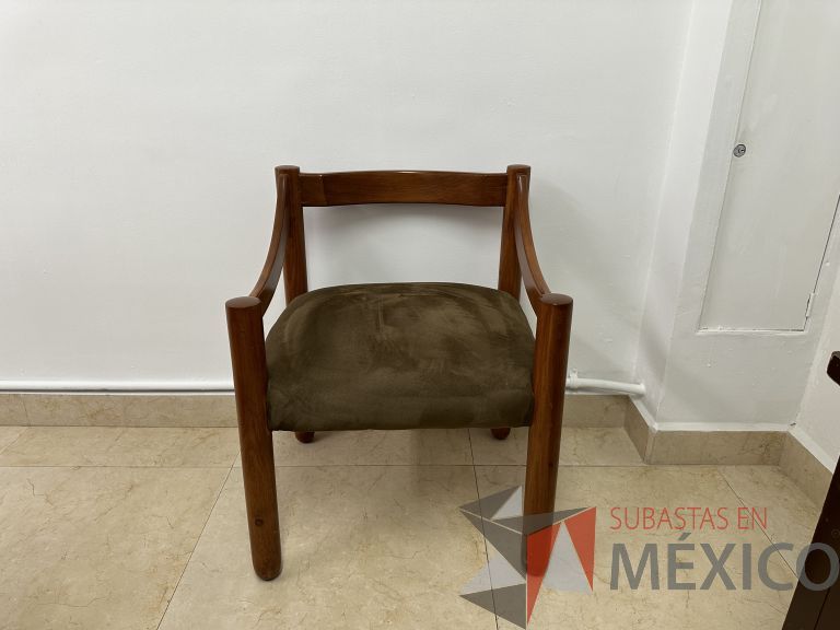 Lote 056 - 3 Sillas fijas, con descansabrazos y asiento en tela tipo gamuza