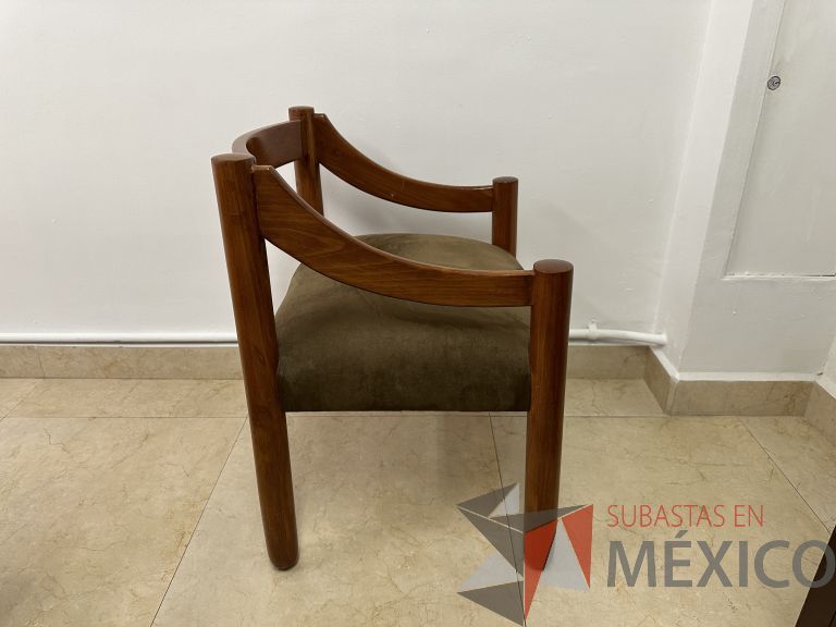 Lote 056 - 3 Sillas fijas, con descansabrazos y asiento en tela tipo gamuza - Imagen 4