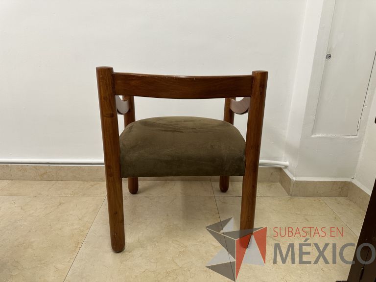 Lote 056 - 3 Sillas fijas, con descansabrazos y asiento en tela tipo gamuza - Imagen 3