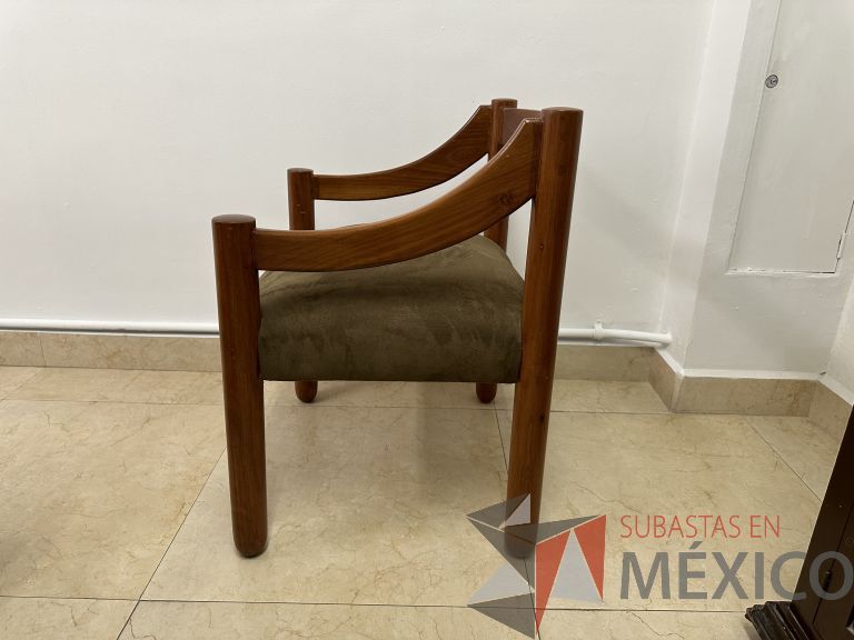 Lote 056 - 3 Sillas fijas, con descansabrazos y asiento en tela tipo gamuza - Imagen 2