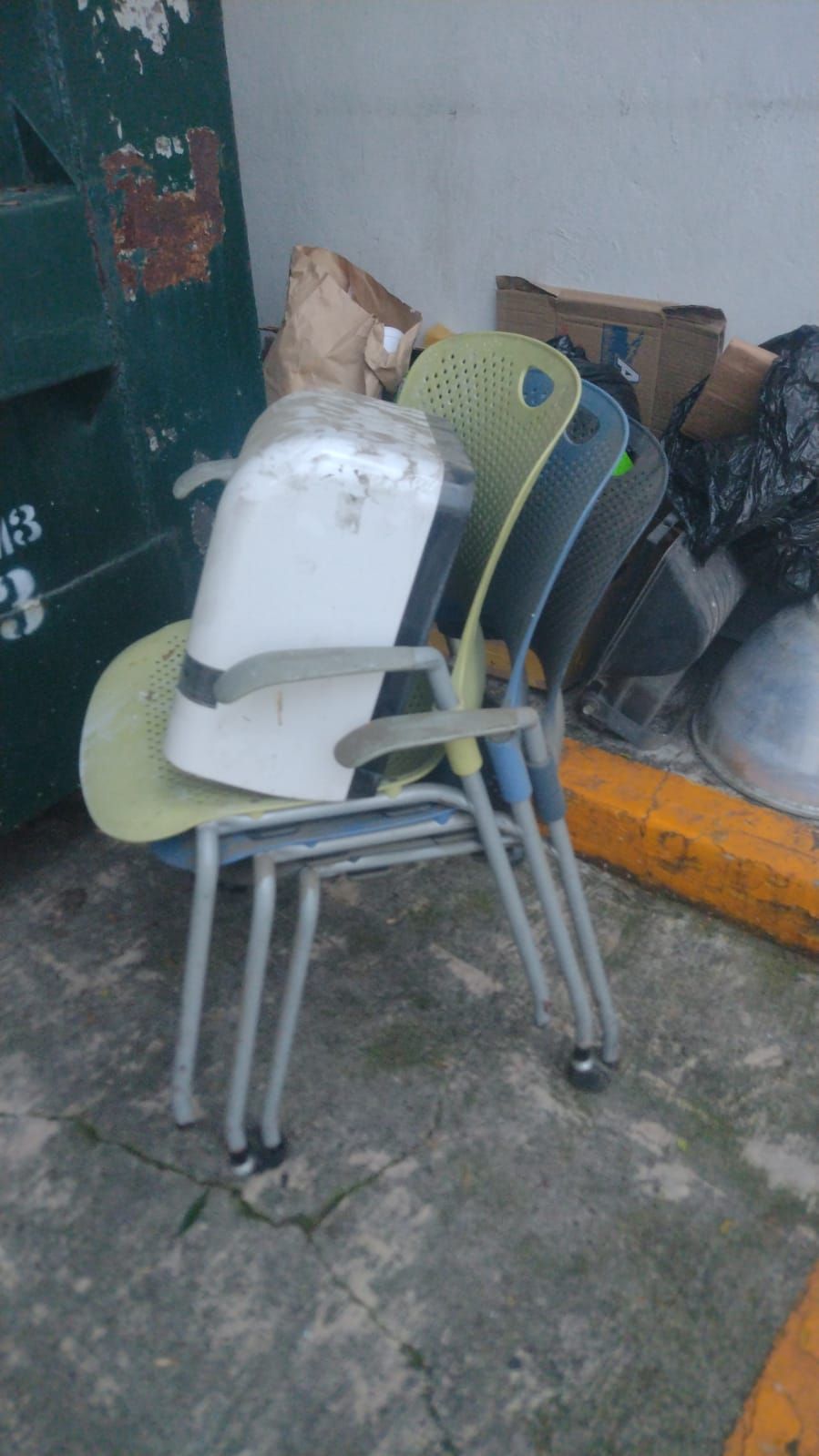 Lote 027 - 3 Sillas de visita, asiento y respaldo en plástico