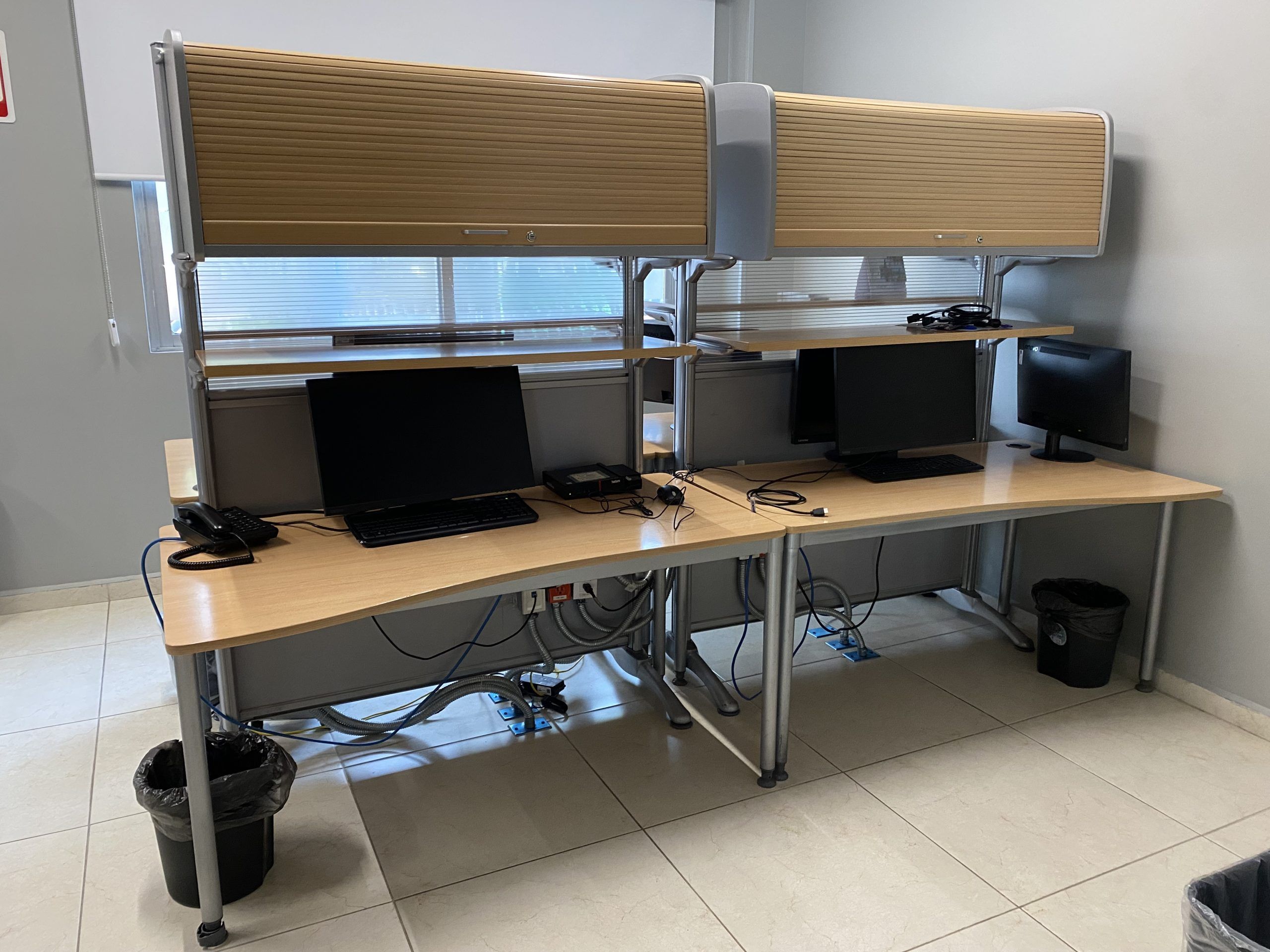 Lote 001 - Estación de trabajo para 4 personas con y entrepaño - Imagen 2