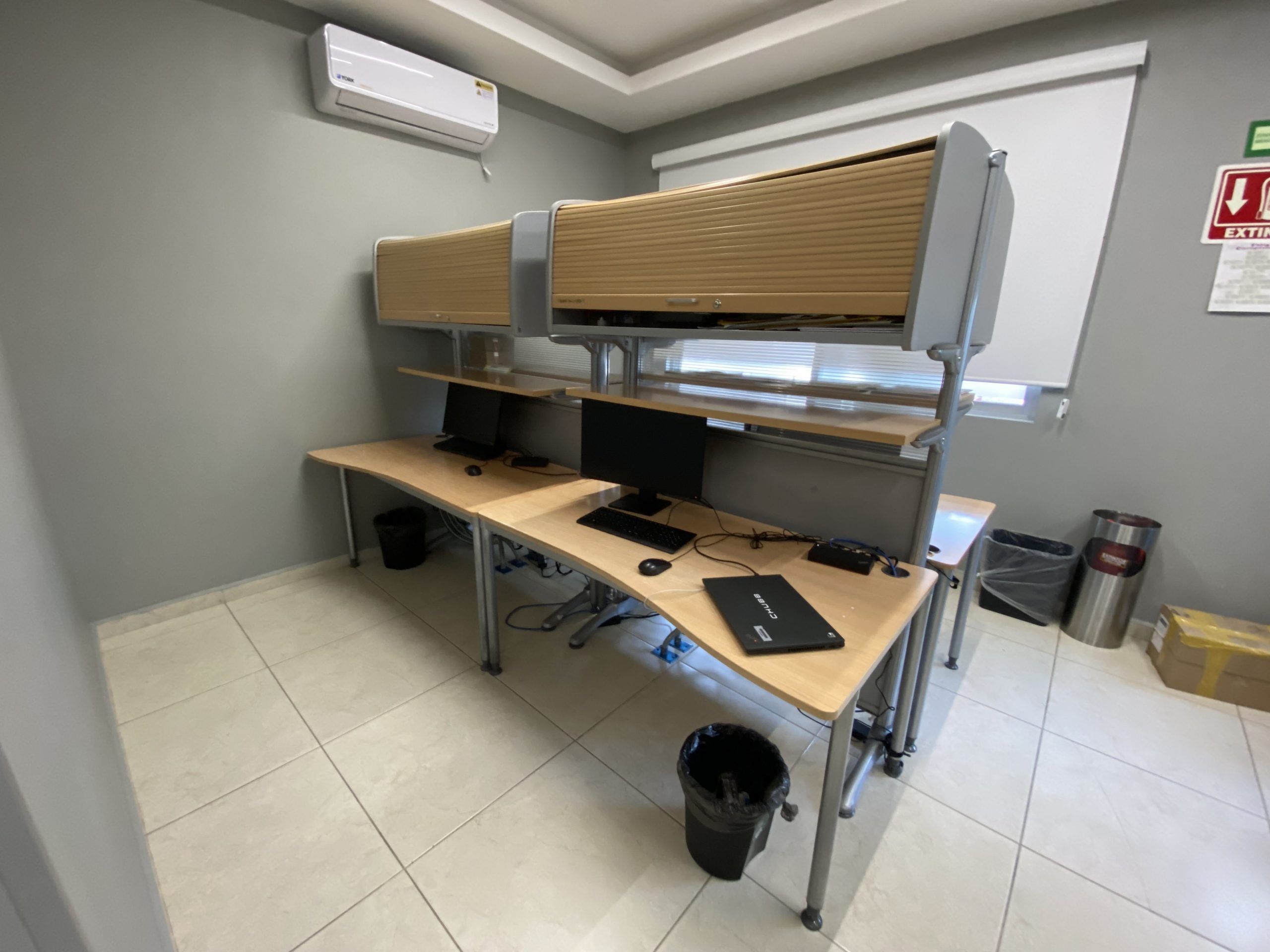 Lote 001 - Estación de trabajo para 4 personas con un gabinete superior y entrepaño