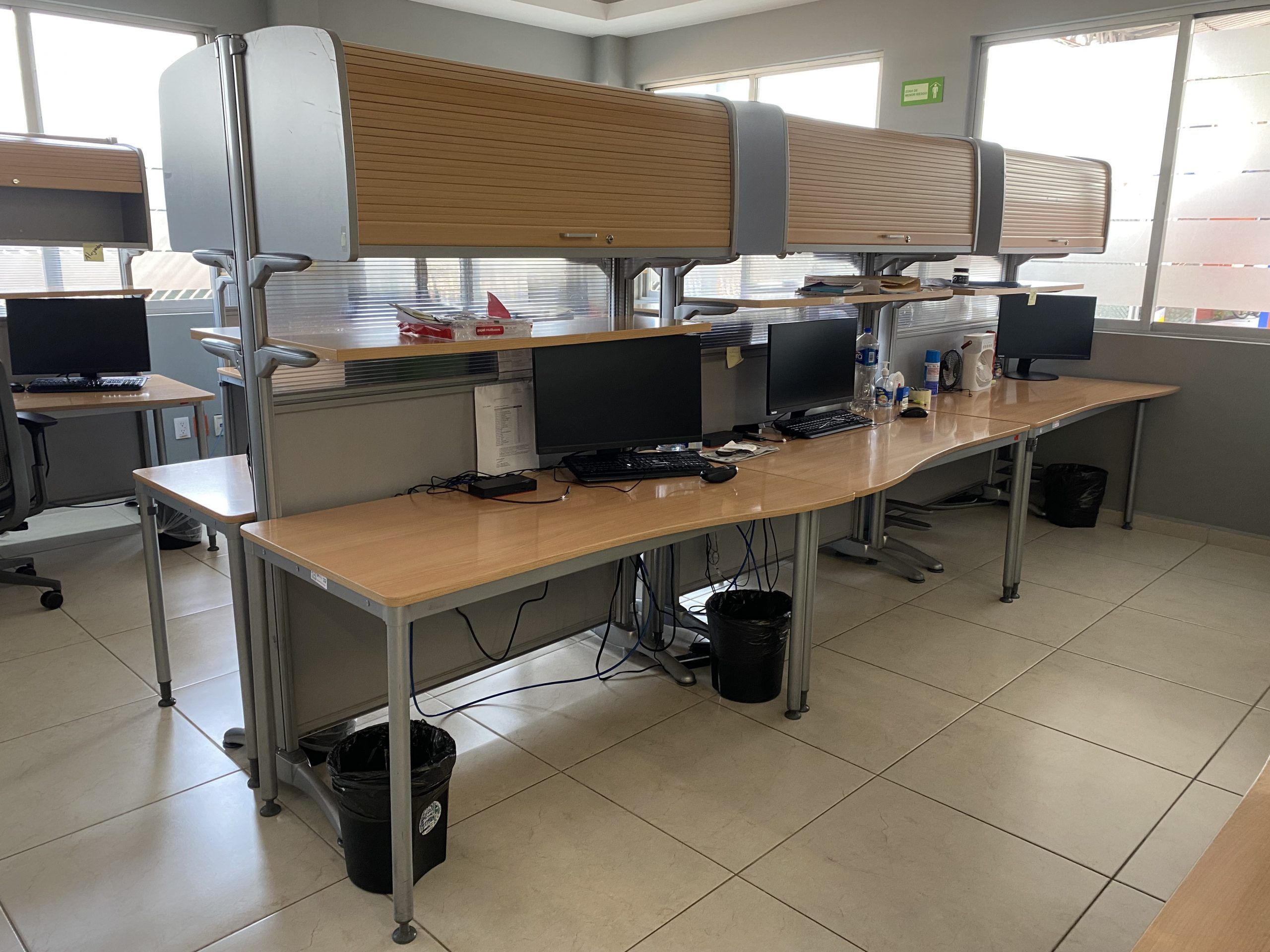 Lote 024 - Estación de trabajo para 2 personas con 2 gaveta de 1 puerta y entrepaño - Imagen 2