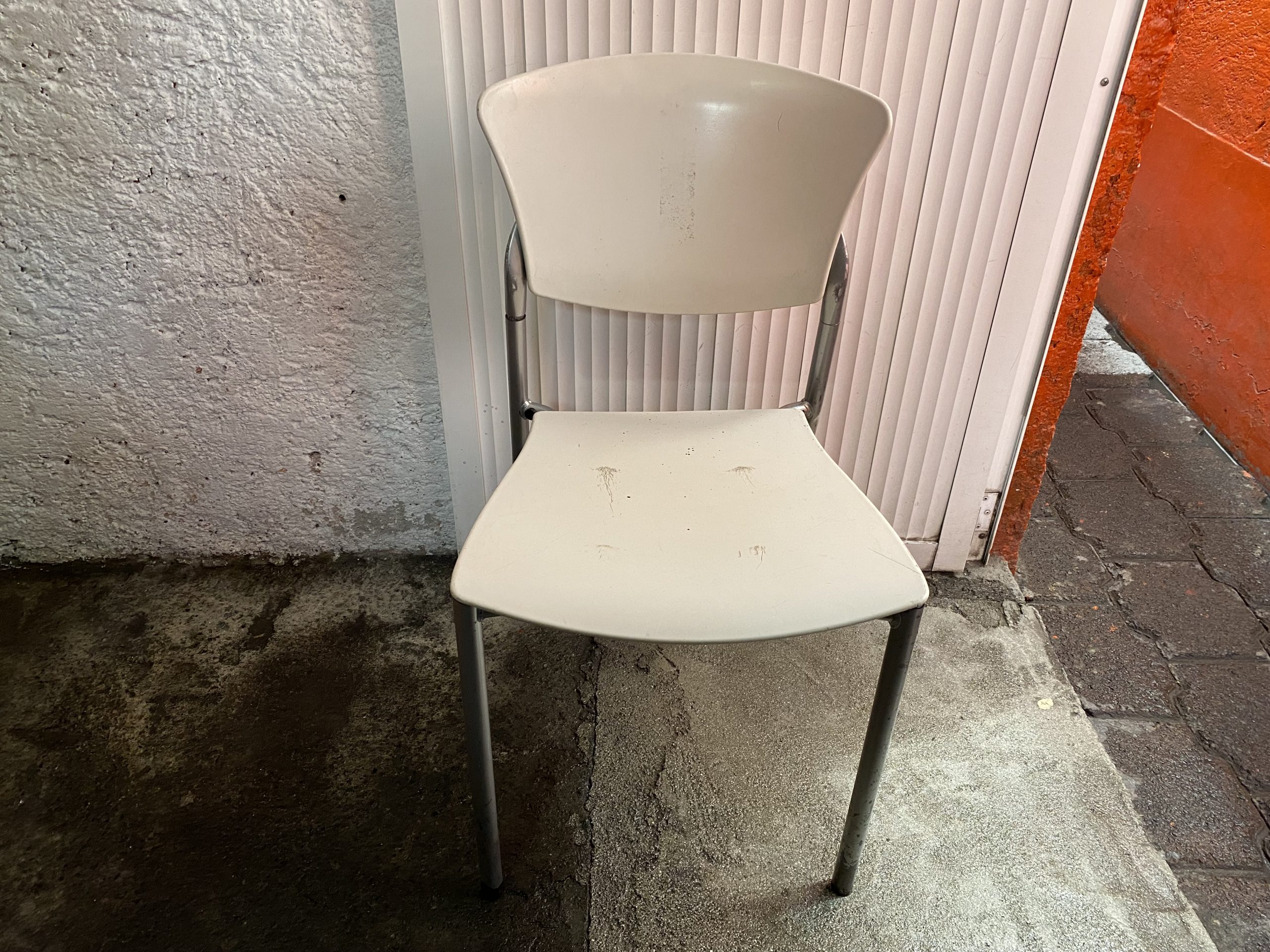 Lote 033 - Sillas fijas, respaldo y asiento en plástico color blanco - Imagen 2