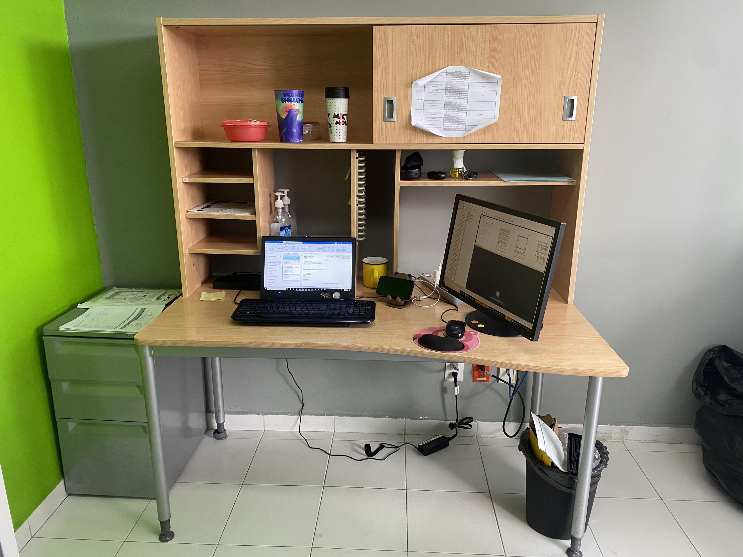 Lote 104 - Mesa de trabajo, con gabinte superior, con 1 puerta y 4 entrepaños