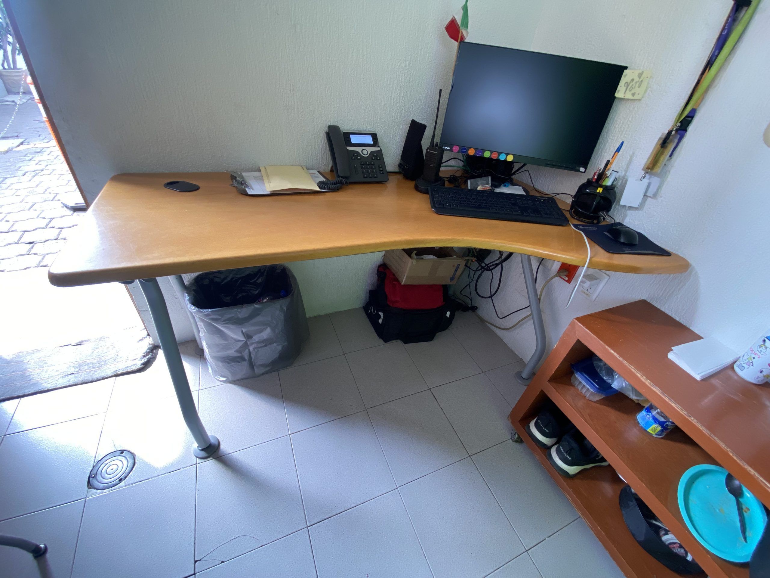 Lote 050 - Mesa de trabajo con base metálica con cubierta en color café