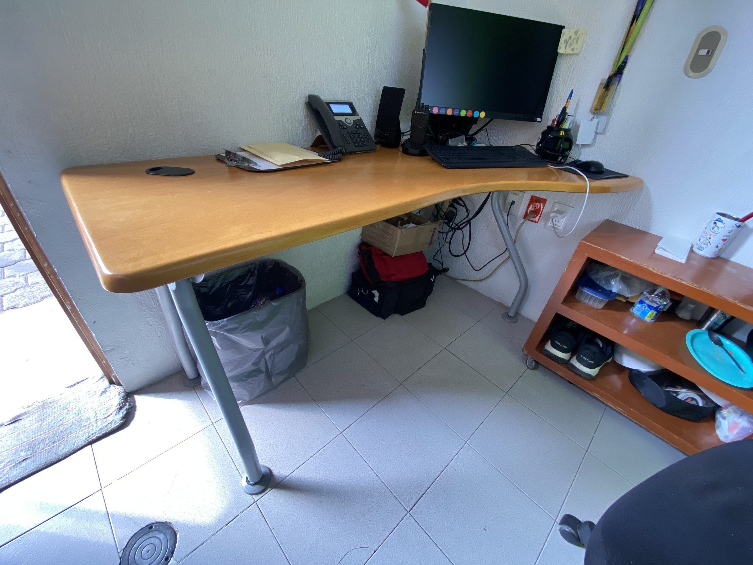 Lote 050 - Mesa de trabajo con base metálica con cubierta en color café - Imagen 2