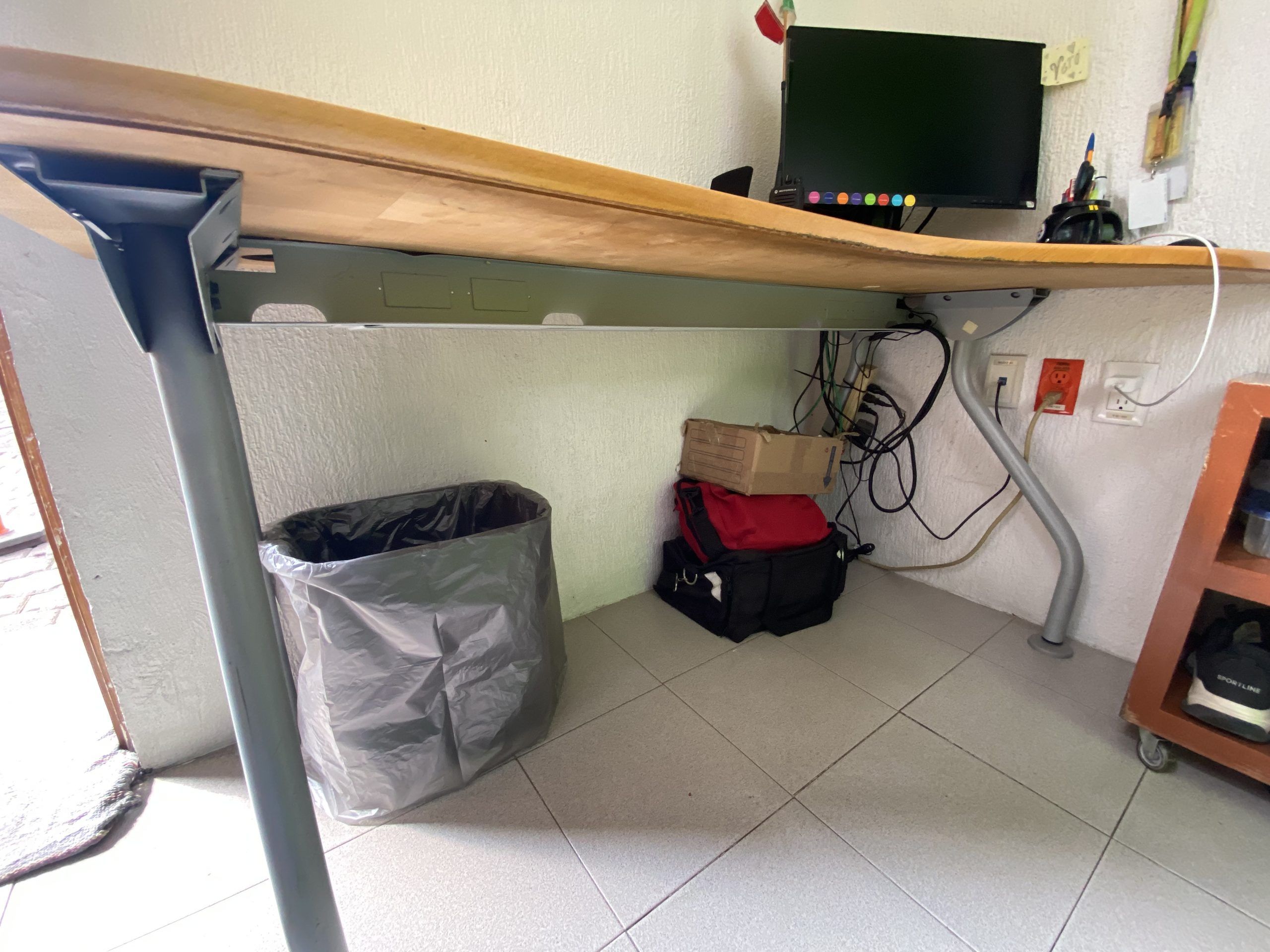 Lote 050 - Mesa de trabajo con base metálica con cubierta en color café - Imagen 3