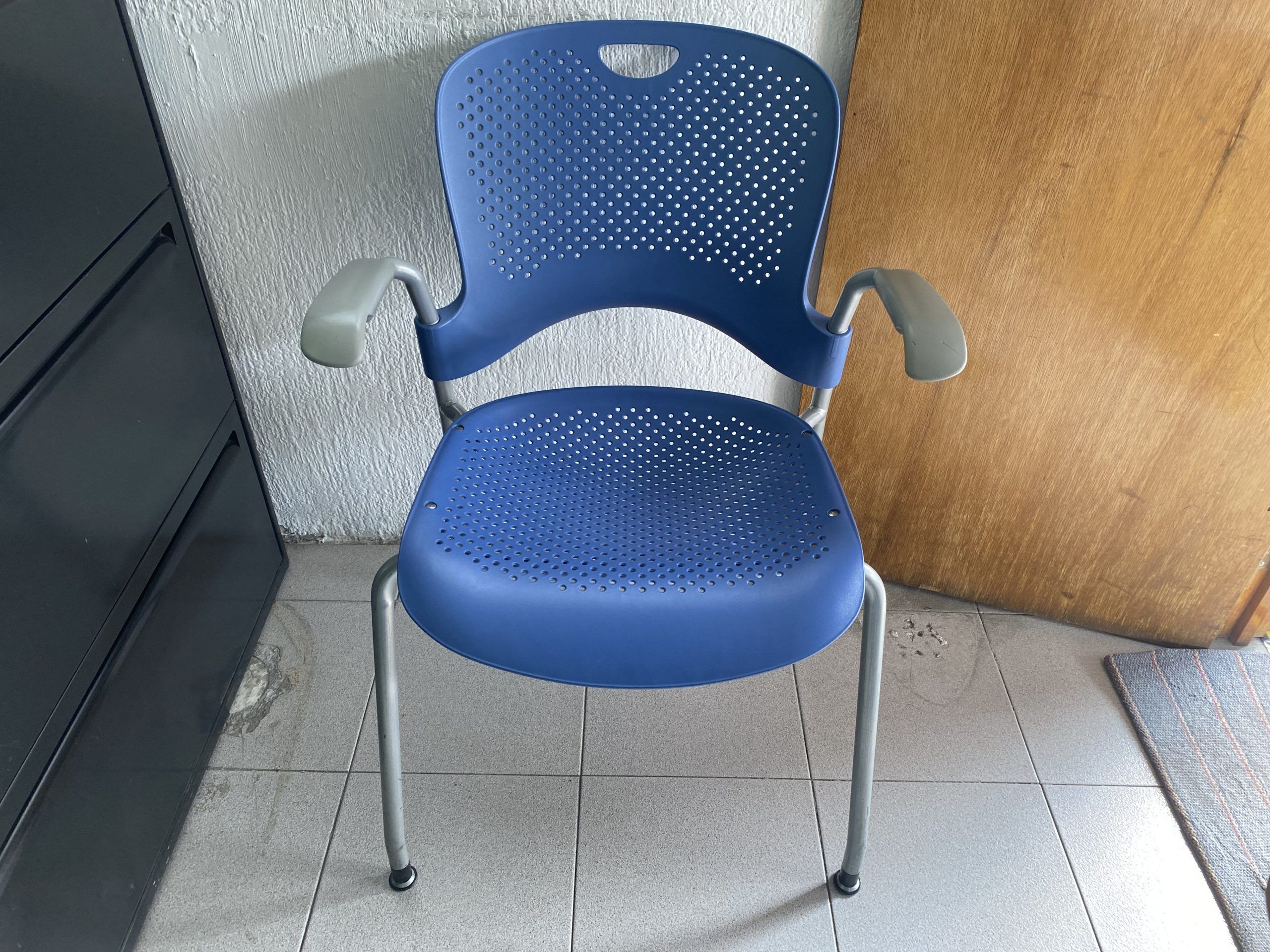 Lote 061 - Silla de visita con ruedas y descansabrazos fijos color azul