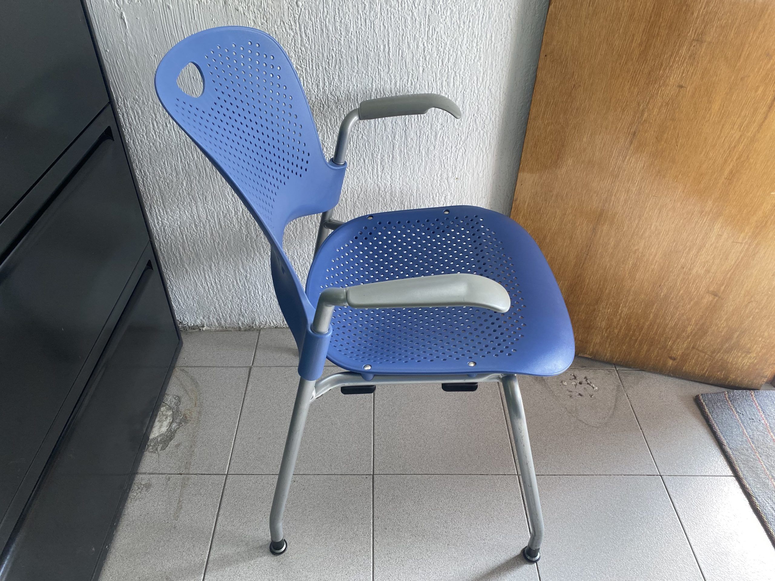Lote 061 - Silla de visita con ruedas y descansabrazos fijos color azul - Imagen 2