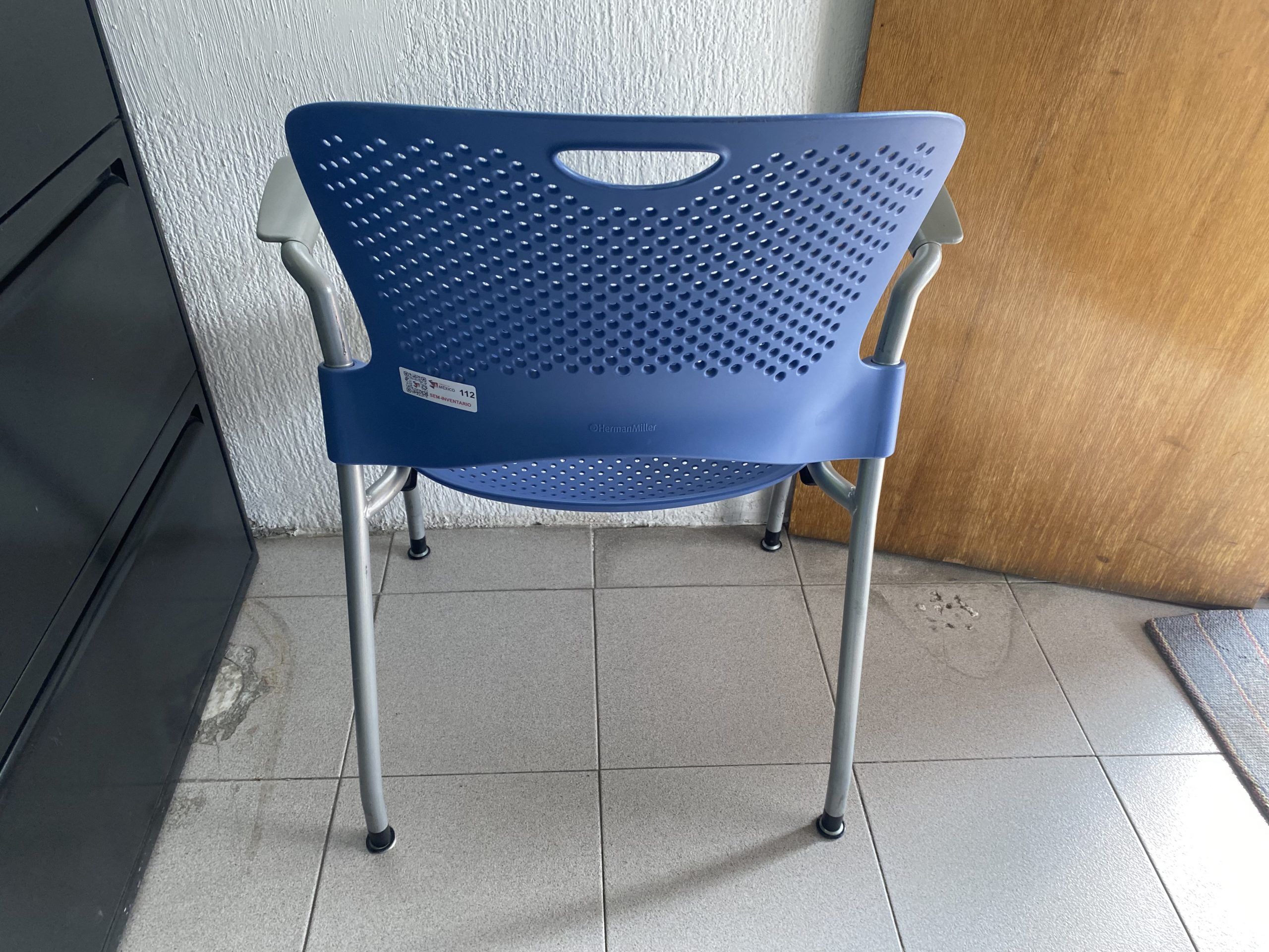 Lote 061 - Silla de visita con ruedas y descansabrazos fijos color azul - Imagen 3