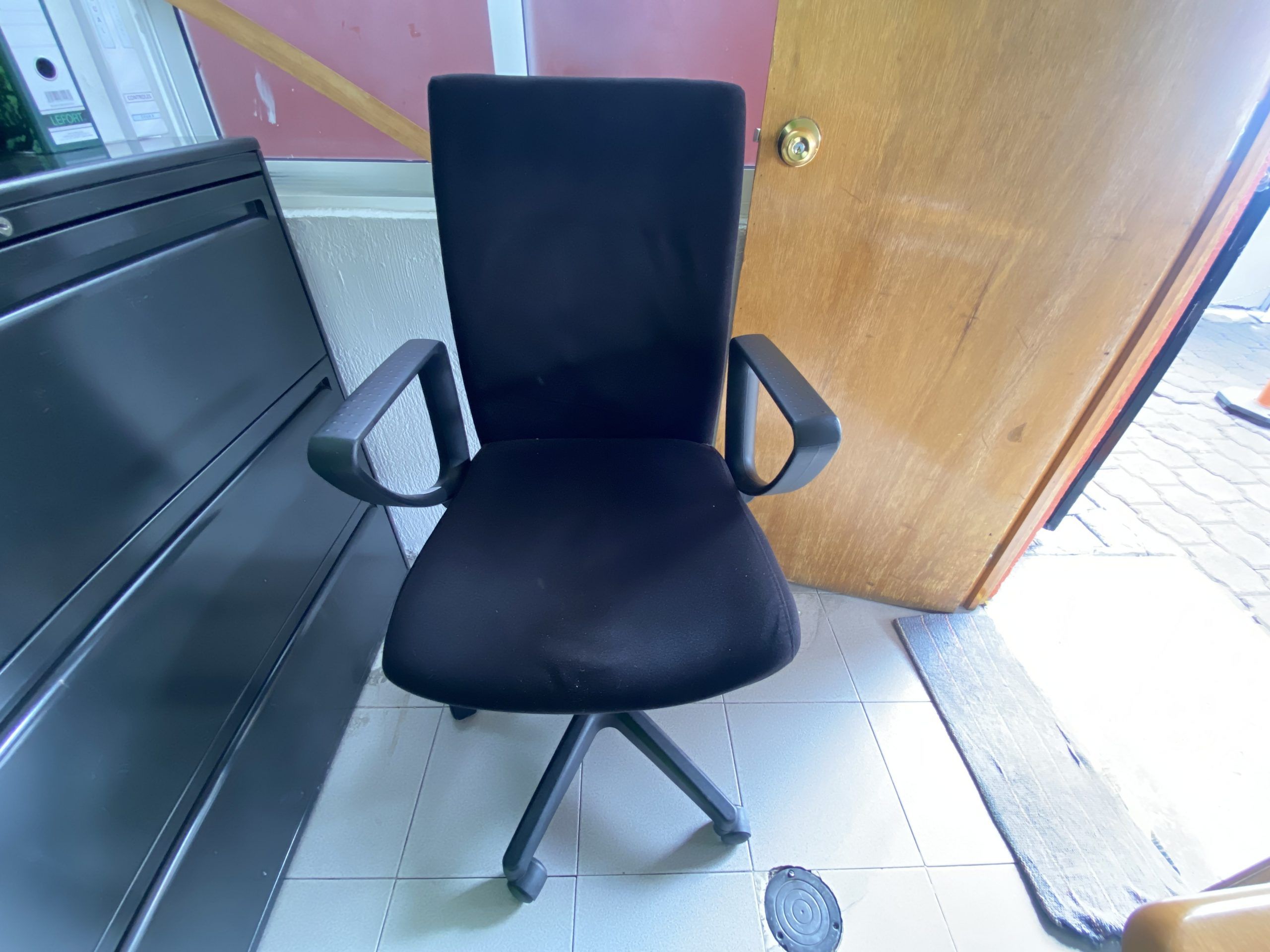 Lote 095 - Silla operativa con ruedas, descansabrazos, respaldo y asiento en tela color negro - Imagen 2
