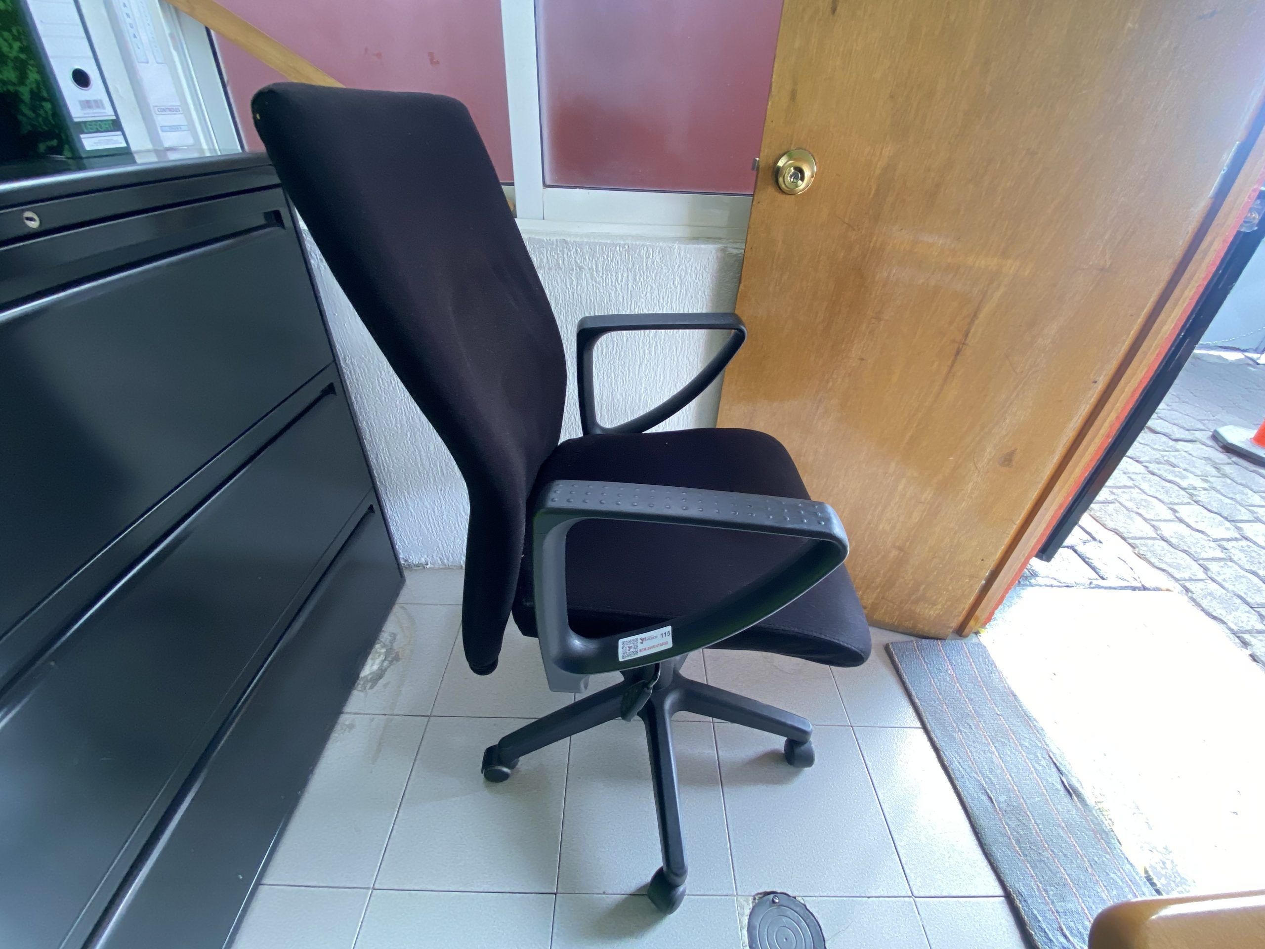 Lote 095 - Silla operativa con ruedas, descansabrazos, respaldo y asiento en tela color negro - Imagen 3