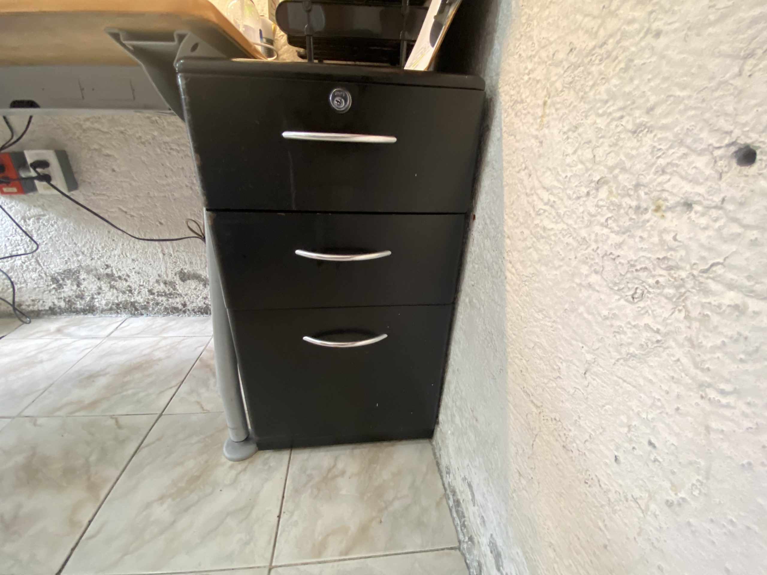 Lote 059 - Archivero vertical con jaladeras de 3 cajones metálico color negro