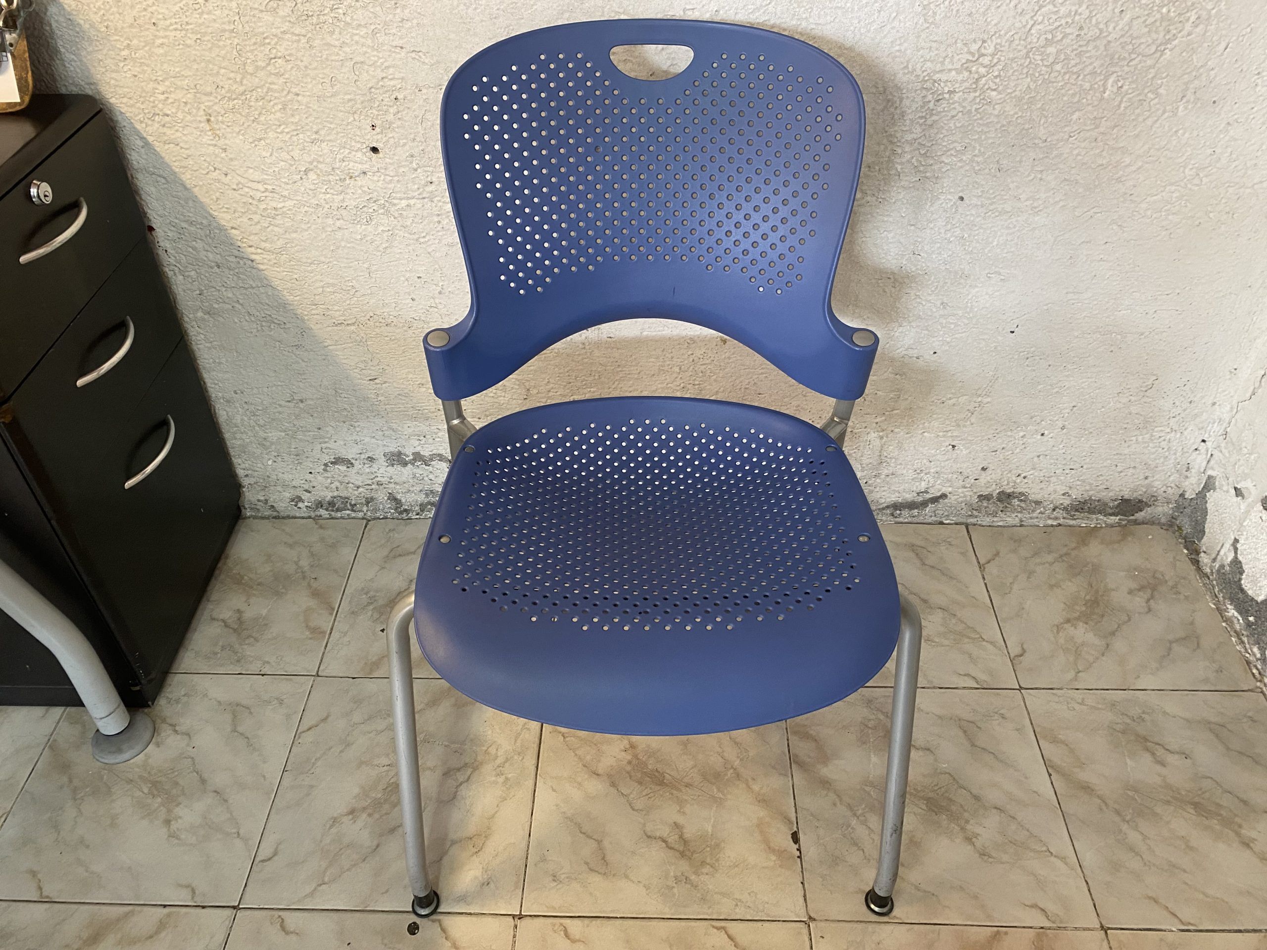 Lote 099 - Silla de visita con ruedas, respaldo y asiento en plastico color azul
