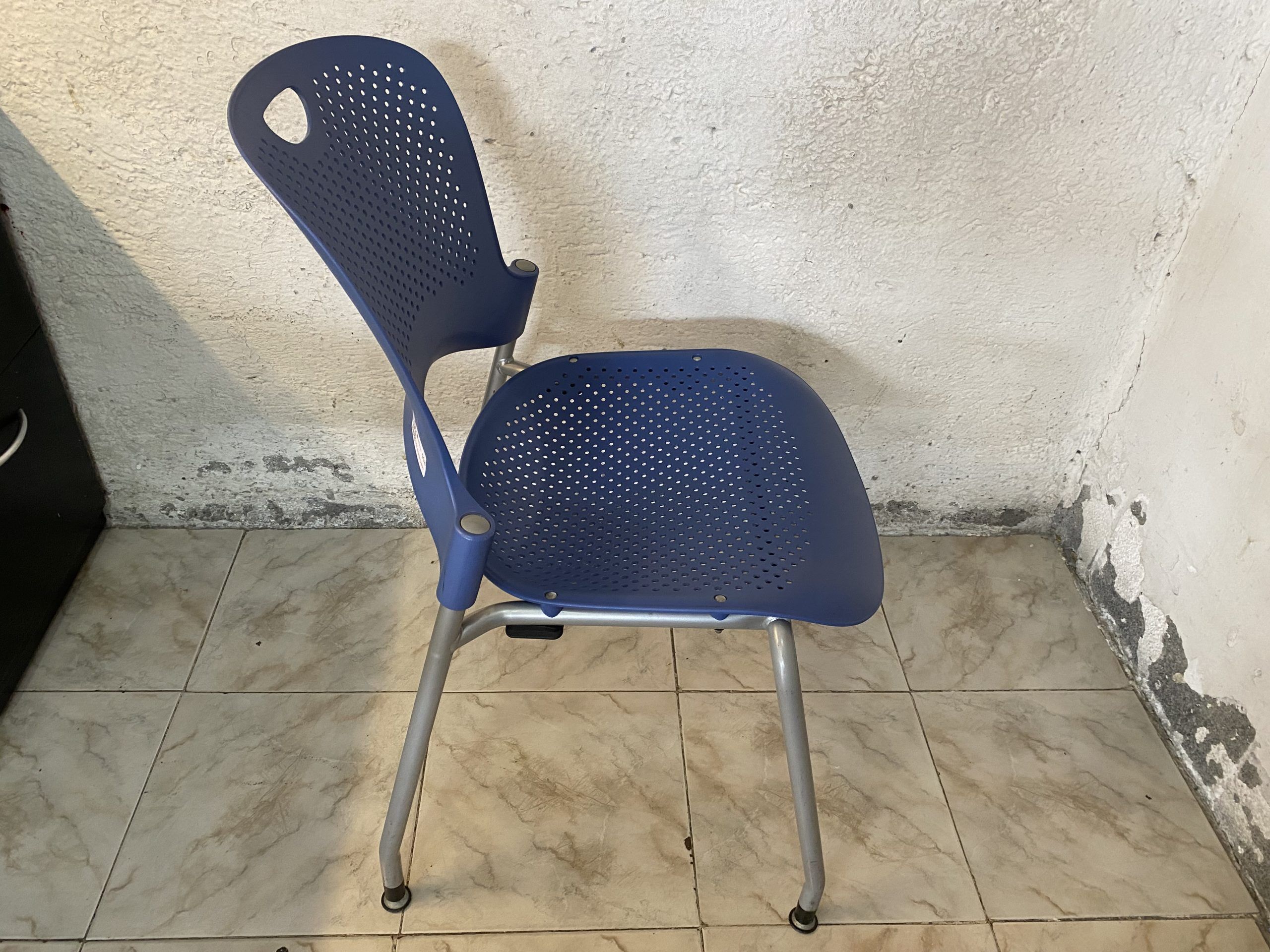 Lote 099 - Silla de visita con ruedas, respaldo y asiento en plastico color azul - Imagen 2