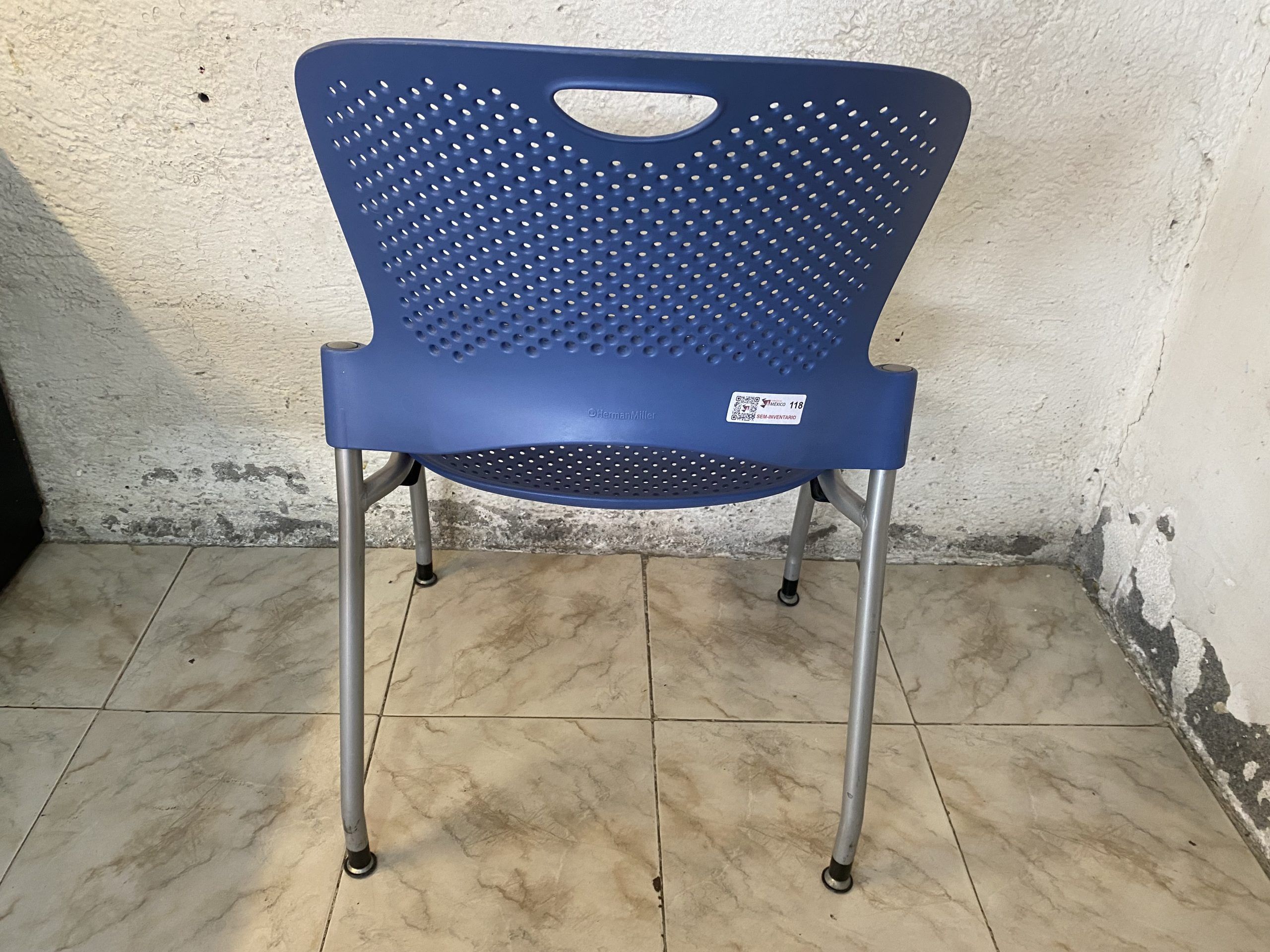 Lote 099 - Silla de visita con ruedas, respaldo y asiento en plastico color azul - Imagen 3