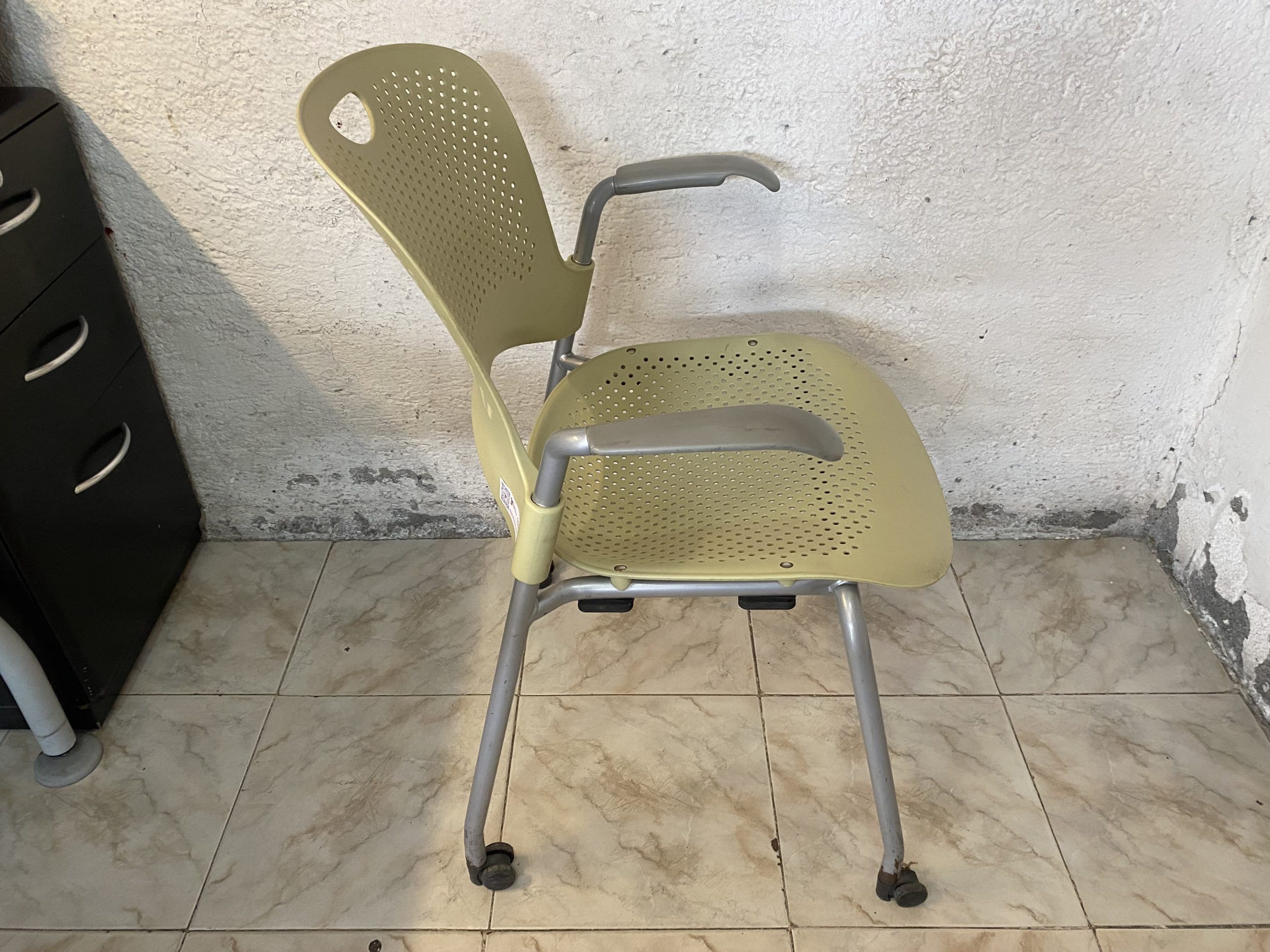 Lote 100 - Silla de visita con ruedas y descansa brazos fijos color verde - Imagen 2