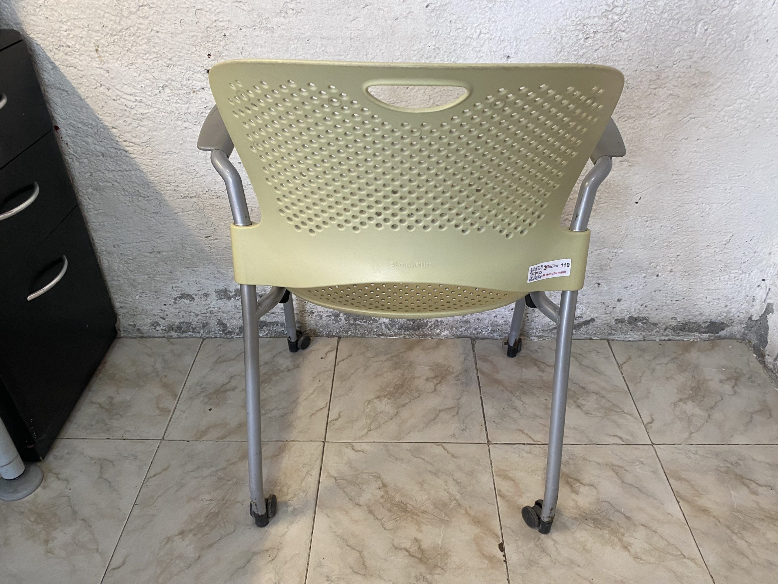Lote 100 - Silla de visita con ruedas y descansa brazos fijos color verde - Imagen 3