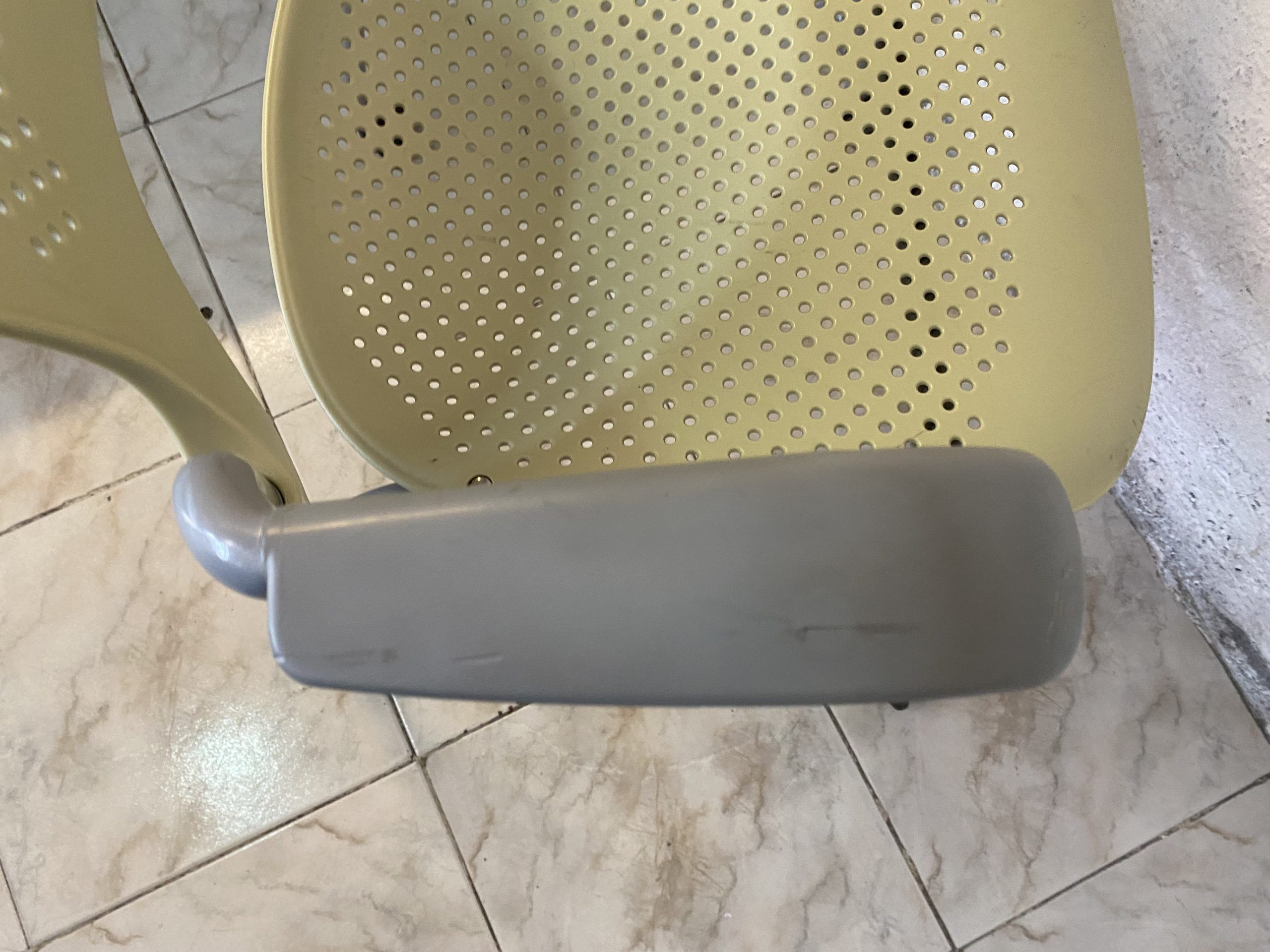 Lote 100 - Silla de visita con ruedas y descansa brazos fijos color verde - Imagen 4