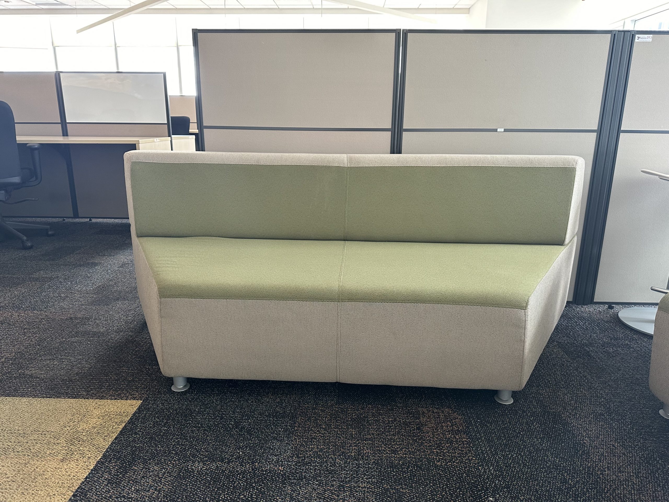 Lote 018 - Sillón de 3 plazas en tela color verde y gris - Imagen 2