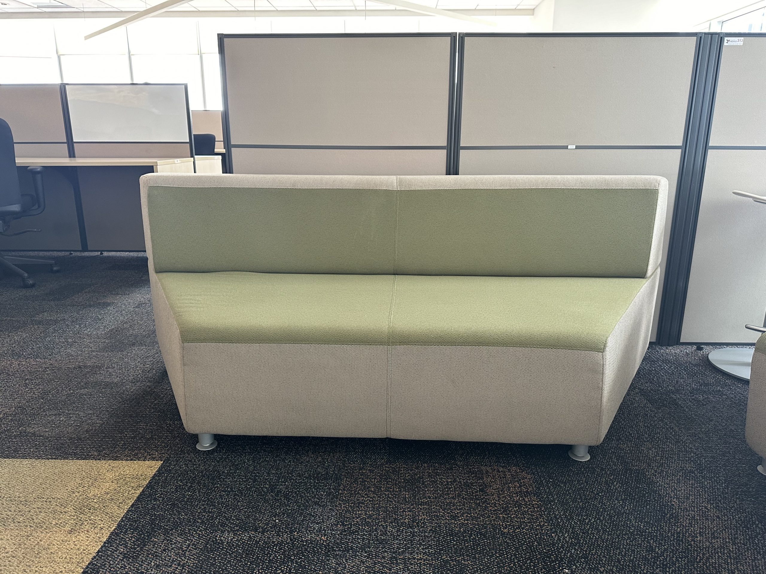 Lote 018 - Sillón de 3 plazas en tela color verde y gris