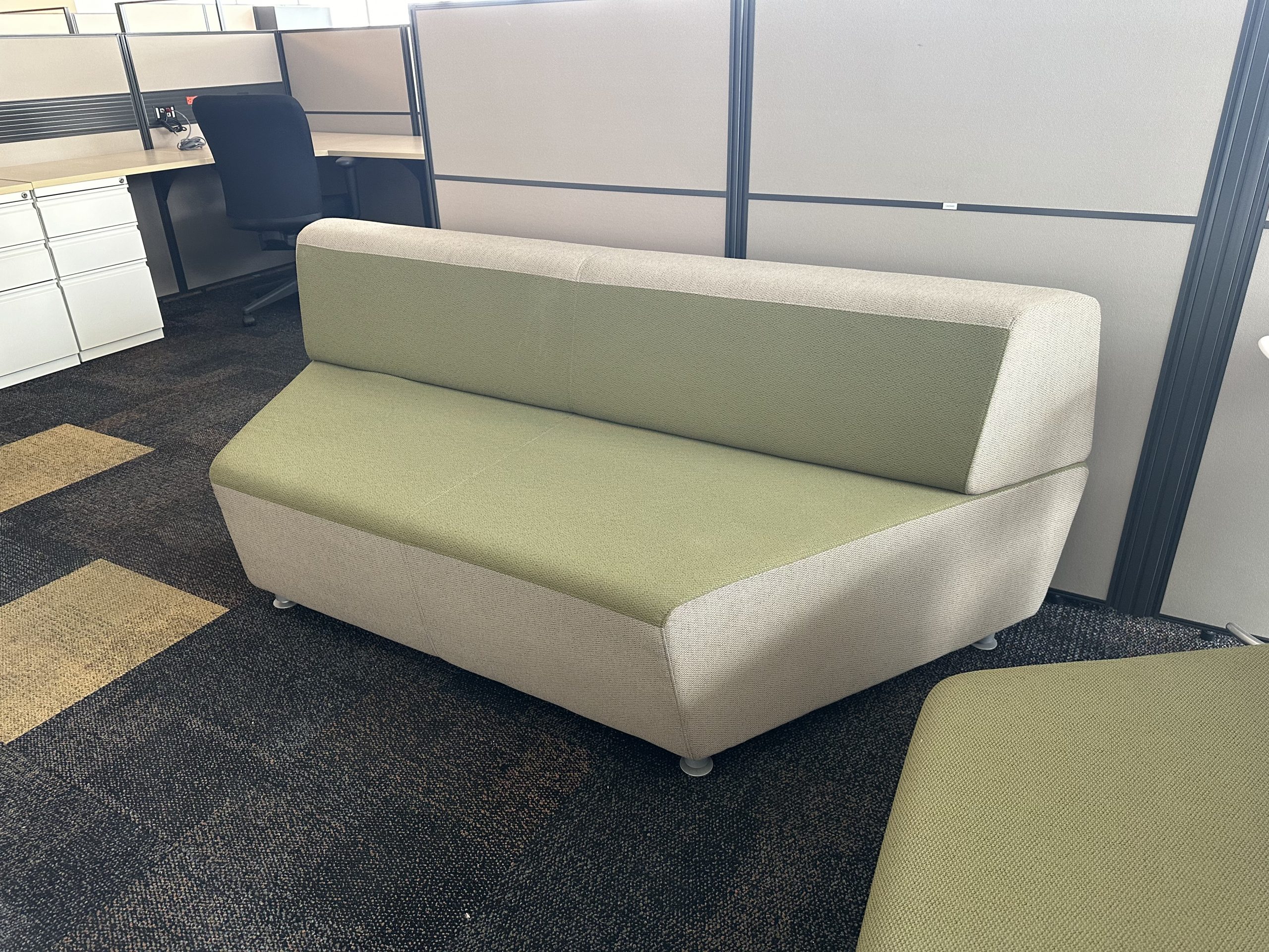 Lote 018 - Sillón de 3 plazas en tela color verde y gris - Imagen 3