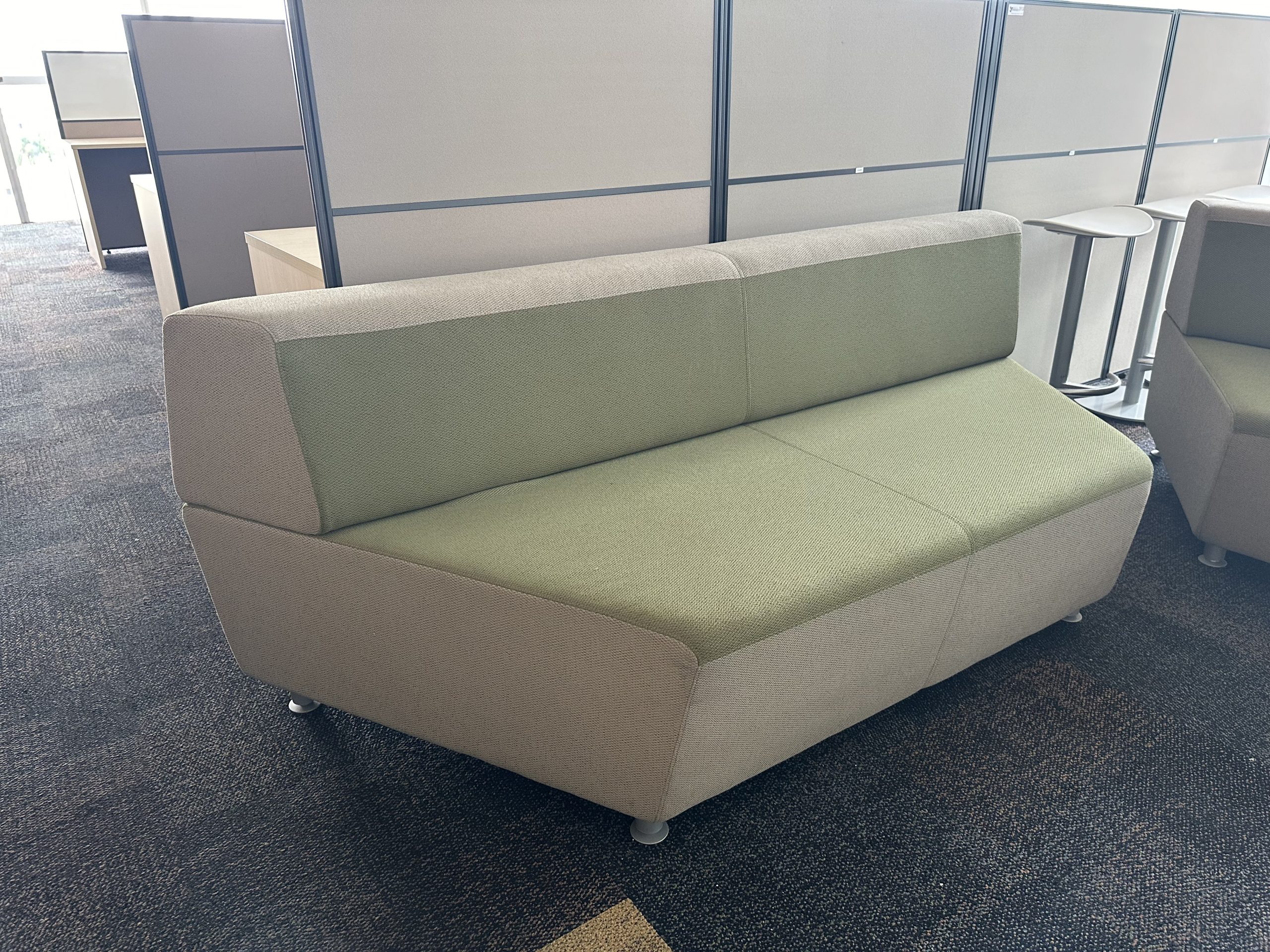 Lote 018 - Sillón de 3 plazas en tela color verde y gris - Imagen 4