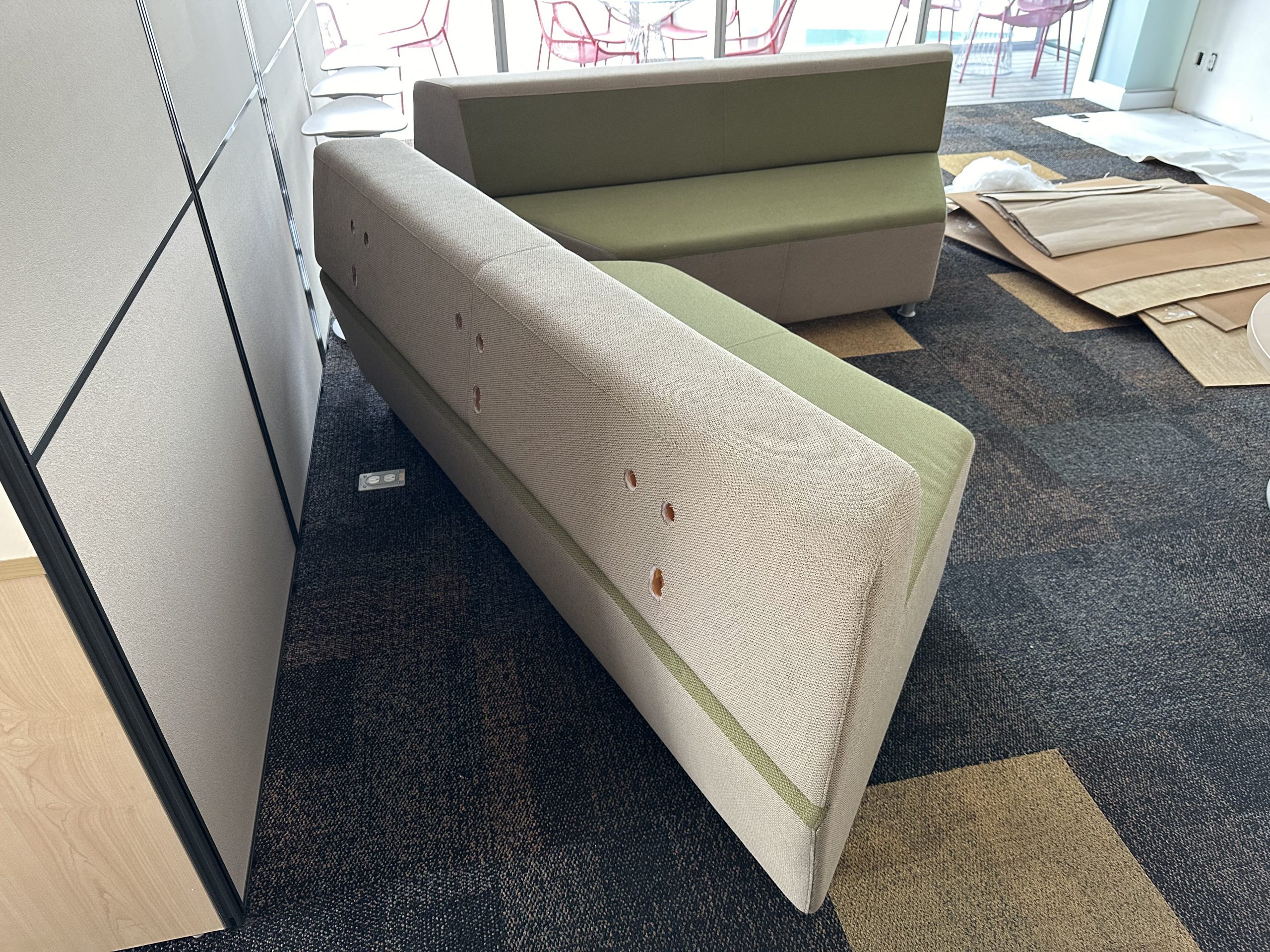 Lote 018 - Sillón de 3 plazas en tela color verde y gris - Imagen 5